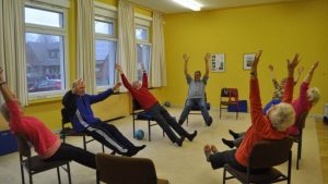 Hockergymnastik für Senioren, Übungen mit Gerät