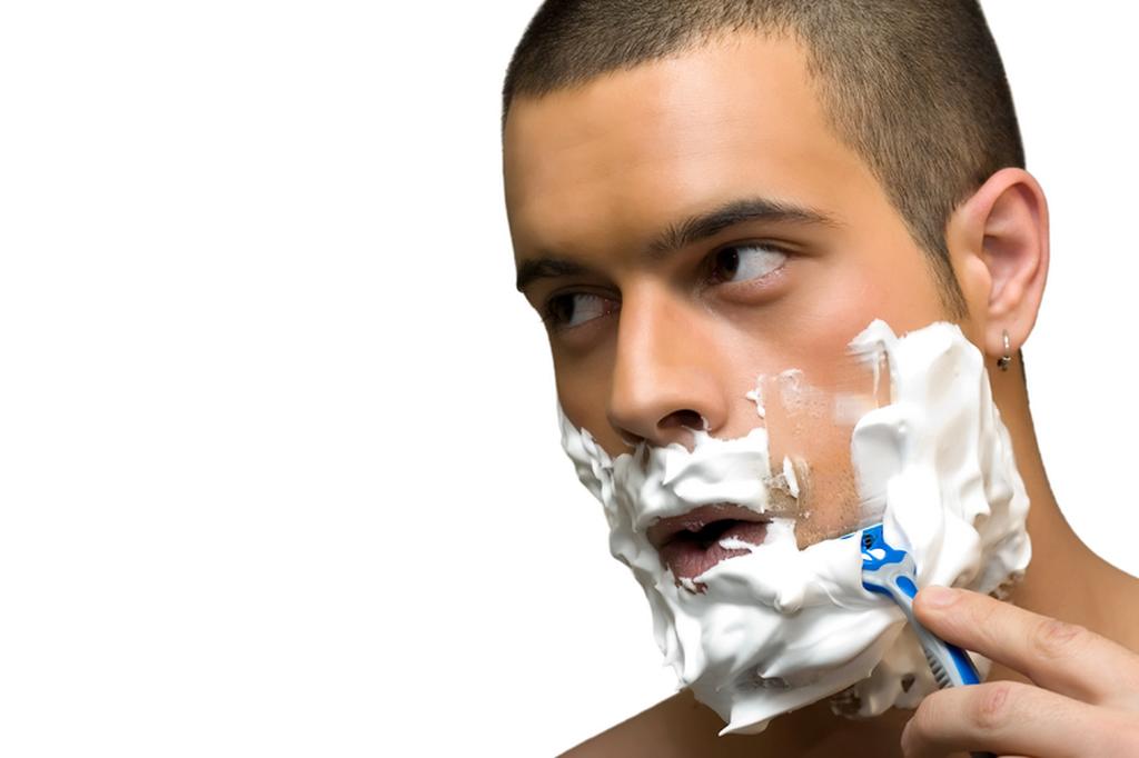 Мужчины бреет видео. Пена для бритья на лице. Реклама пены для бритья. Мужчина бреется. Бриться.
